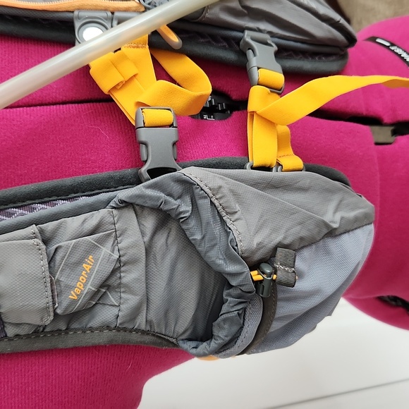 Nathan Runner's/Hiker's vest with water bladder - Picture 5 of 6